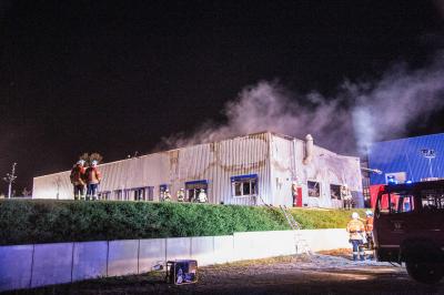 Neuenstein: Mehrere Millionen Schaeden und ueber 100 Einsatzkraefte bei Grossbrand in Kunststoff-Recyling-Betrieb im Einsatz